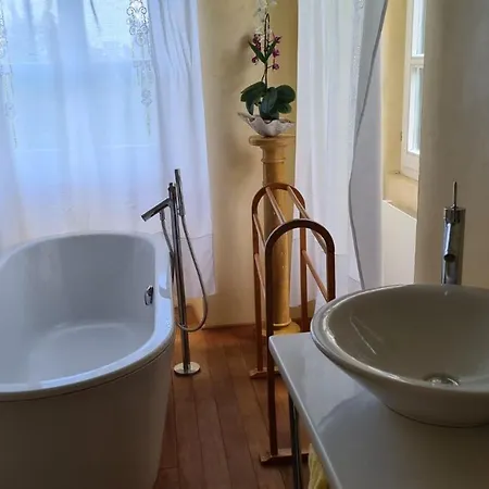 La Bed and Breakfast 4*